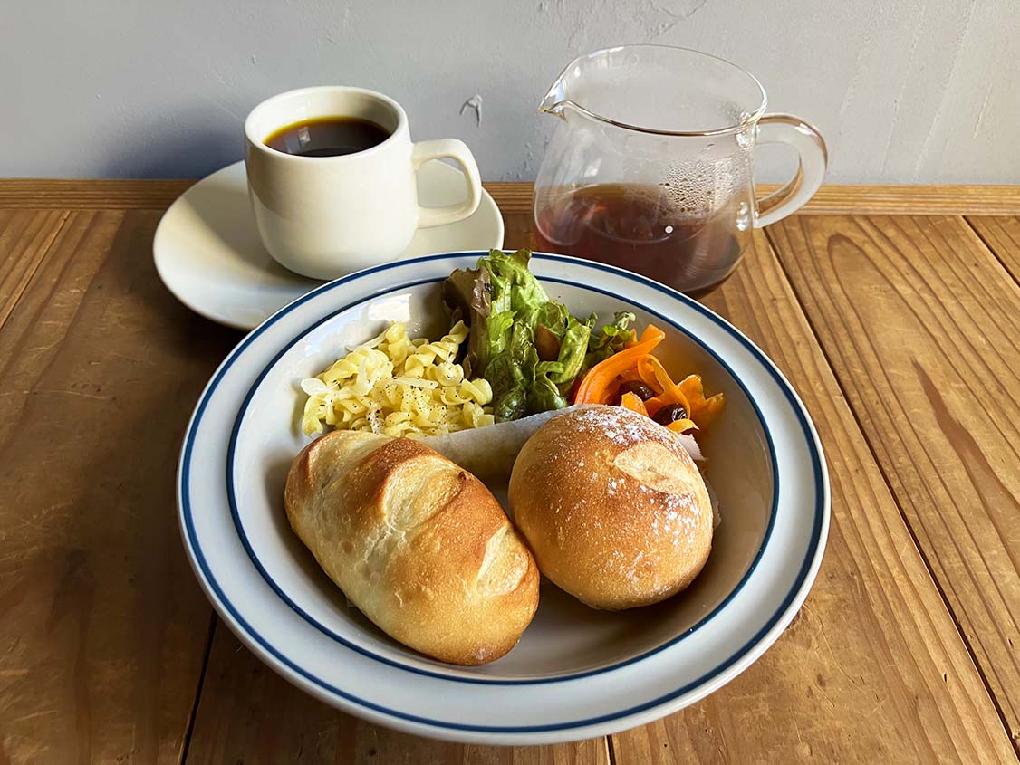 新メニューの「自家製パン2個とサラダのセット　800円（コーヒー付き）」